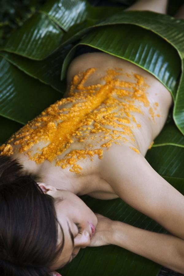 Hard Rock Hotel Goa Calangute Exteriör bild A woman with turmeric applied to her back