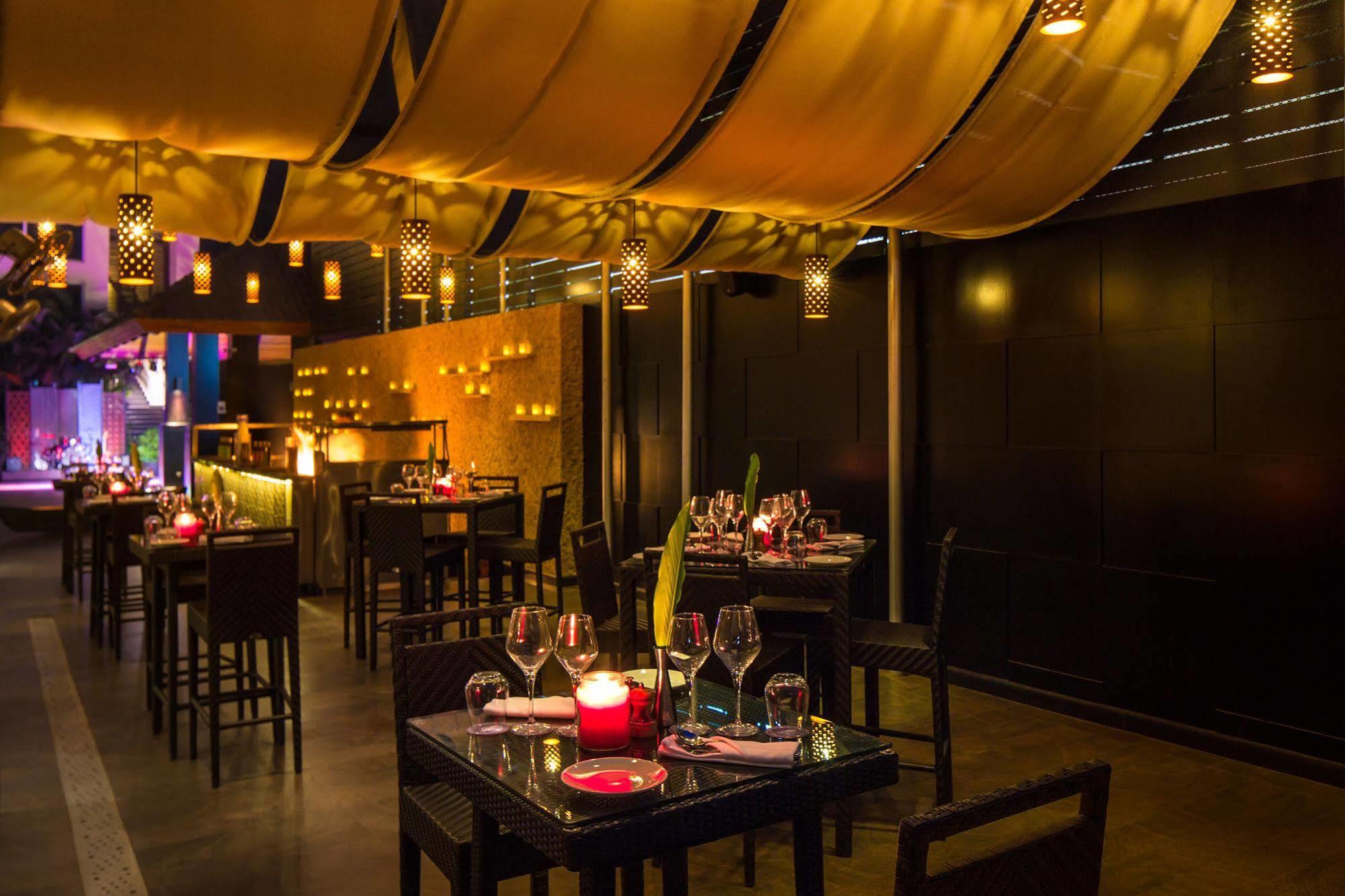 Hard Rock Hotel Goa Calangute Exteriör bild The interior of the restaurant
