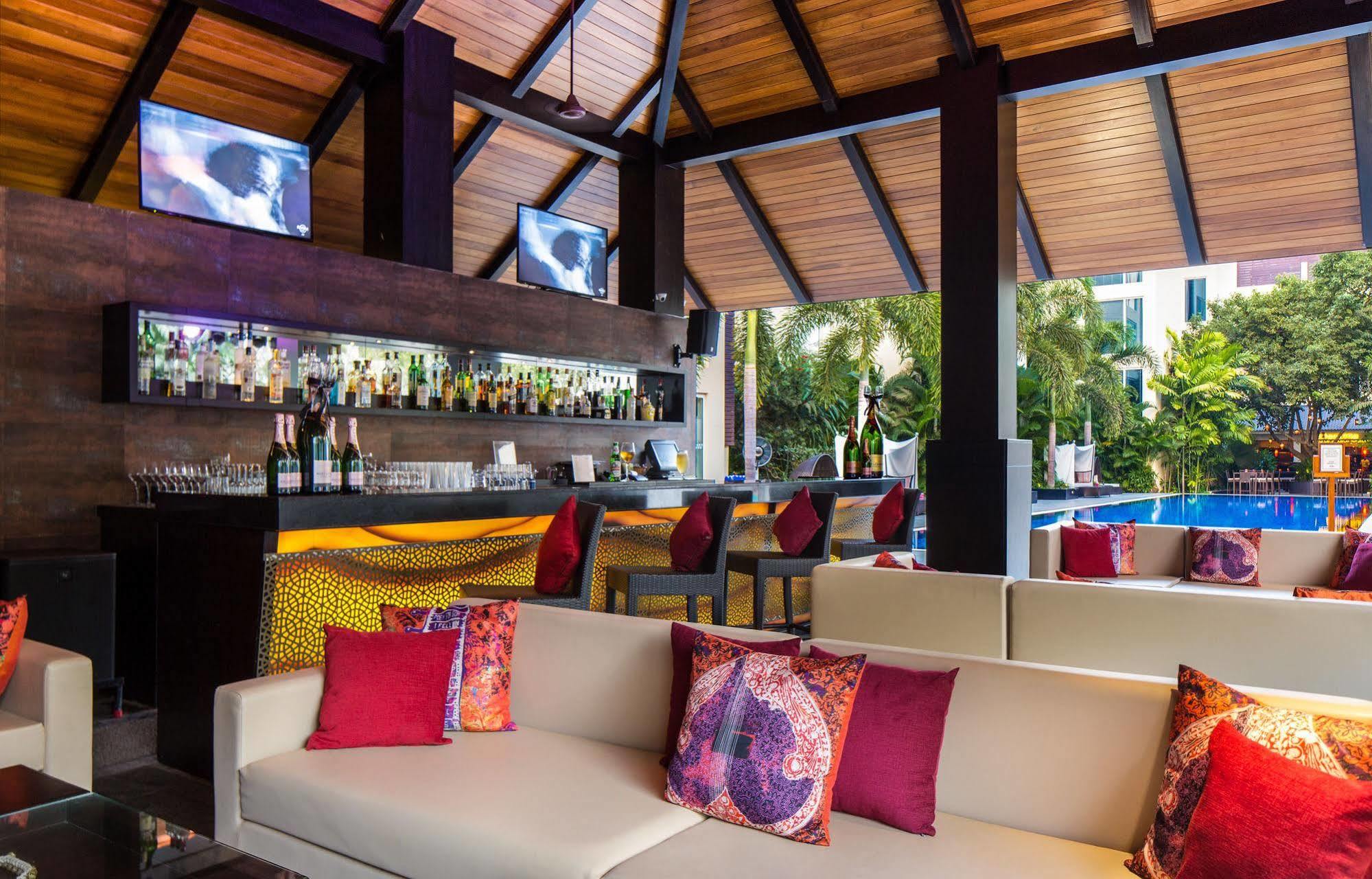 Hard Rock Hotel Goa Calangute Exteriör bild The bar at the pool